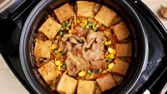 Cho phần nước dùng vừa nấu sôi vào nồi đã vo sạch sẵn 1kg gạo, dùng vợt lượt phần rau củ không để trộn lẫn vào gạo, xếp thịt heo và rau củ lên bề mặt gạo đậy nắp nồi cơm và nhấn nút nấu trong vòng từ 20-30 phút cho cơm chín.