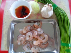 Ướp vào tôm 1/2 muỗng cà phê bột nêm.