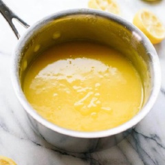 Đầu tiên cho 4 muỗng canh bơ lạt, 115g mật ong vào tô, đánh tan đều. Sau đó cho lòng đỏ trứng vào tiếp tục đánh đều, rồi cho vỏ chanh bào, nước cốt chanh vào và trộn thât đều lên. Cuối cùng, nấu hỗn hợp trên bếp đến khi sôi và sệt lại là hoàn thành rồi đó.