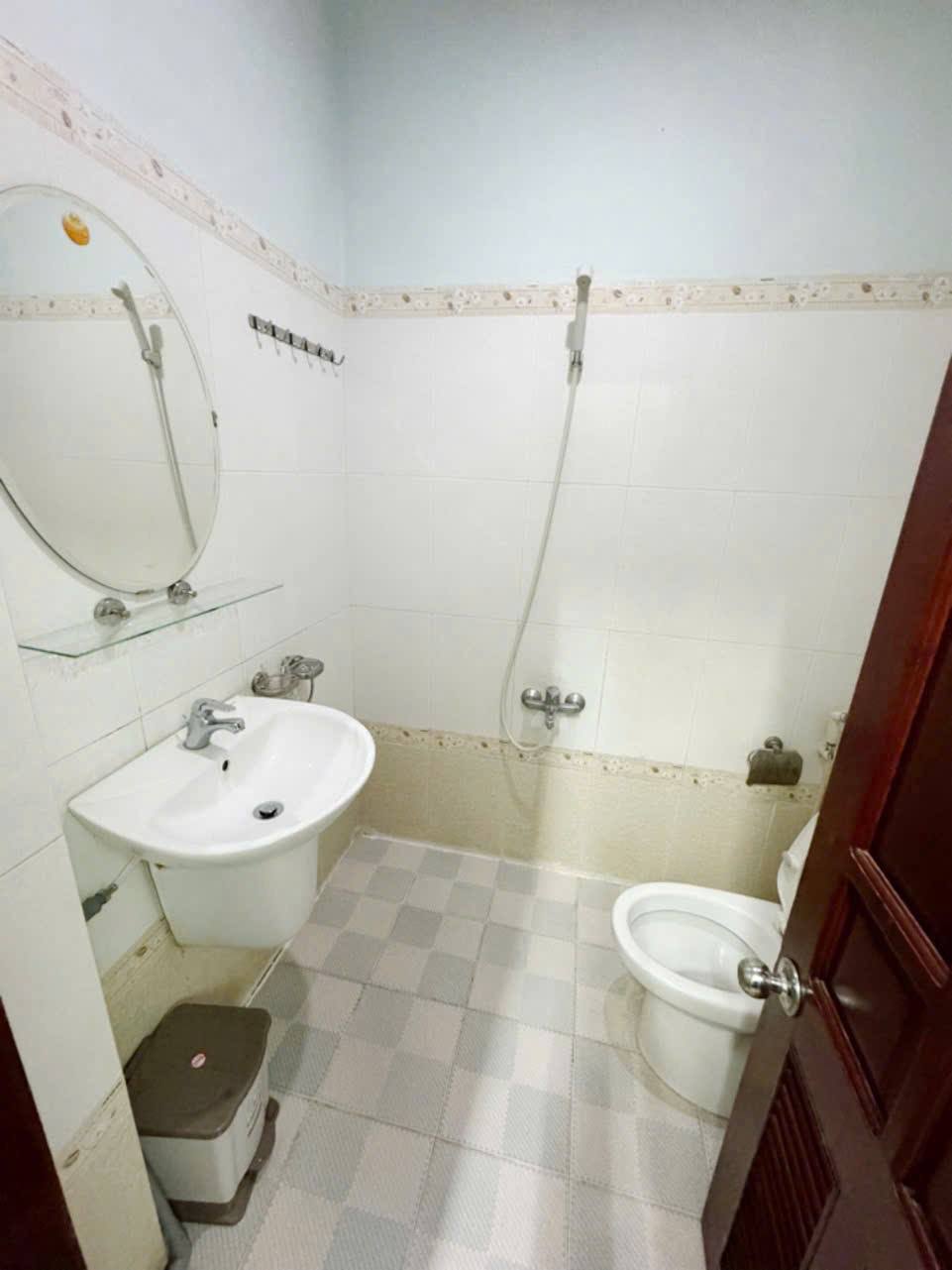 Trống sẵn tầng 2, thang máy 3