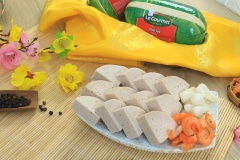 Có nhiều cách bày trí chả lụa ngon đãi khách, bạn có thể bày vào đĩa tròn hay đĩa dài đều đẹp. Trên đĩa chỉ cần thêm một chút dưa hành củ kiệu tôm khô ăn chống ngán là bạn đã có một đĩa chả lụa ngon thật ngon để đãi khách rồi!