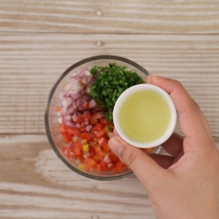 Hỗn hợp cà chua: Cho cà chua, ngò tây, hành tím, nước cốt chanh và 1/2 muỗng cà phê muối vào chén, trộn đều.