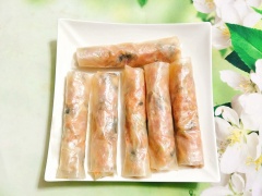 Hòa tan nước màu kho cá với ít nước và giấm. Trải bánh tráng ra mặt phẳng, dùng cọ quét một lớp nước giấm vừa chuẩn bị lên 1 mặt bánh tráng, múc 1 muỗng nhân thịt cho vào. Nhẹ nhàng gập 2 đầu vỏ bánh tráng và cuộn lại. Tiếp tục làm như vậy cho hết nguyên liệu còn lại.