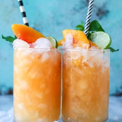 Rót sinh tố ra ly, trang trí tùy thích. Sinh tố có vị trái cây tươi tự nhiên, hài hòa đủ vị chua ngọt, cực kì tươi mát, vừa thơm ngon đã miệng lại có thể làm dịu bớt cơn nắng nóng mùa hè.