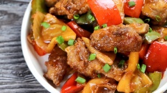 Sườn xào chua ngọt ăn cùng với cơm trắng trở thành món ăn ngon hút cơm cho cả nhà. Chỉ cần tưởng tượng gắp một miếng sườn chua ngọt chín mềm, vàng ươm ăn kèm rau củ, rưới chút nước sốt đậm đà lên, ăn kèm với cơm nóng là ngon hết sẩy.