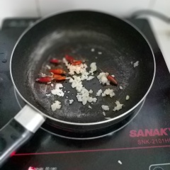Làm nước sốt: bắt chảo nhỏ lên bếp, cho vào 1 muỗng canh dầu ăn, tỏi băm nhuyễn + ớt khô cho vào chảo phi thơm. Cho nước gà vào chảo, đun sôi. Cho vào chảo 1 muỗng canh dầu hào + 1 muỗng canh nước tương, đun cho nước sốt sôi lại, hạ nhỏ lửa.