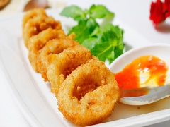 Mực tẩm bột chiên giòn là món ăn chơi đơn giản và hấp dẫn cho những ngày cuối tuần cho các mẹ. Món này ăn nóng khi vừa mới chiên ra là ngon nhất, quết cùng với tương ớt cay cay rất là tuyệt.
