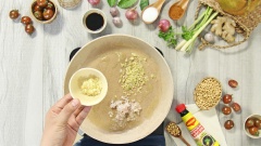 Chuẩn bị phần nước sốt rô ti: cho vào chảo 2 muỗng canh dầu ăn, đợi dầu nóng lên thì cho 5gr hành tím băm, 5gr tỏi băm, 5gr sả băm vào phi thơm. Tiếp theo them vào 300ml nước dừa tươi, 30ml nước tương, 30gr đường tắng, 1muỗng cà phê ngũ vị hương rồi khuấy đều cho tất cả hòa quyện.