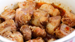 300gr sườn non chặt khúc vừa ăn, rửa sạch, đem ướp với 10gr hành tím, 30gr đường, 30gr ớt sa tế, 30gr dầu hào, 20gr hạt nêm, 5gr tiêu, 2 muỗng canh dầu ăn 15 phút cho thấm gia vị. Bắc nồi lên bếp, cho 2 muỗng canh dầu ăn rồi thêm 15gr tỏi băm vào phi thơm. Tiếp theo cho sườn đã ướp vào xào cho săn.