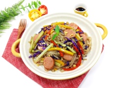 Cho phở gạo lứt xào xúc xích rau củ ra đĩa, rắc thêm tỏi phi lên mặt và thưởng thức khi còn nóng. Món phở gạo lứt xào xúc xích rau củ vừa nhanh vừa tiện lợi mà vẫn đảm bảo độ ngon miệng và hấp dẫn cho bữa ăn. Còn chờ gì mà bạn không vào bếp và thực hiện ngay thôi.