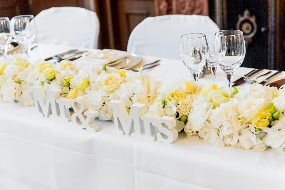 Gäste beim Anstoßen