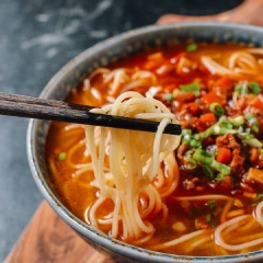 Luộc vắt mì rồi vớt ra tô sau đó cho hỗn hợp nước dùng lên và thưởng thức! Đừng quên rắc lên hành lá cắt nhỏ để trang trí nhé!