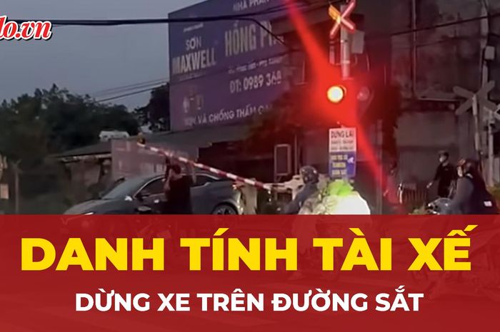 Cận cảnh ô tô bị tàu hỏa hất văng vì tài xế dừng xe trên đường ray - Báo Pháp Luật TP.HCM