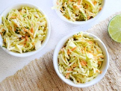 Cho salad ra dĩa và thưởng thức. Salad bắp cải cà rốt mayonnaise ngọt mát, thanh đạm và cực kì dễ làm, bạn có thể làm món khai vị cho những bữa tiệc gia đình hoặc tiệc cưới đều được nha. Chúc bạn thành công!