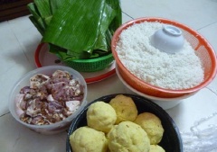 Cắt nhỏ lá dứa, cho lá dứa vào máy xay sinh tố xay cùng với 1 lít nước. Lọc lấy nước cốt lá dứa, trộn với nước thường và một chút muối để ngâm gạo nếp. Ngâm gạo trong vòng 8 tiếng. Với thủ thuật ngâm gạo nếp với lá dứa, gạo sẽ rất thơm và xanh đấy.