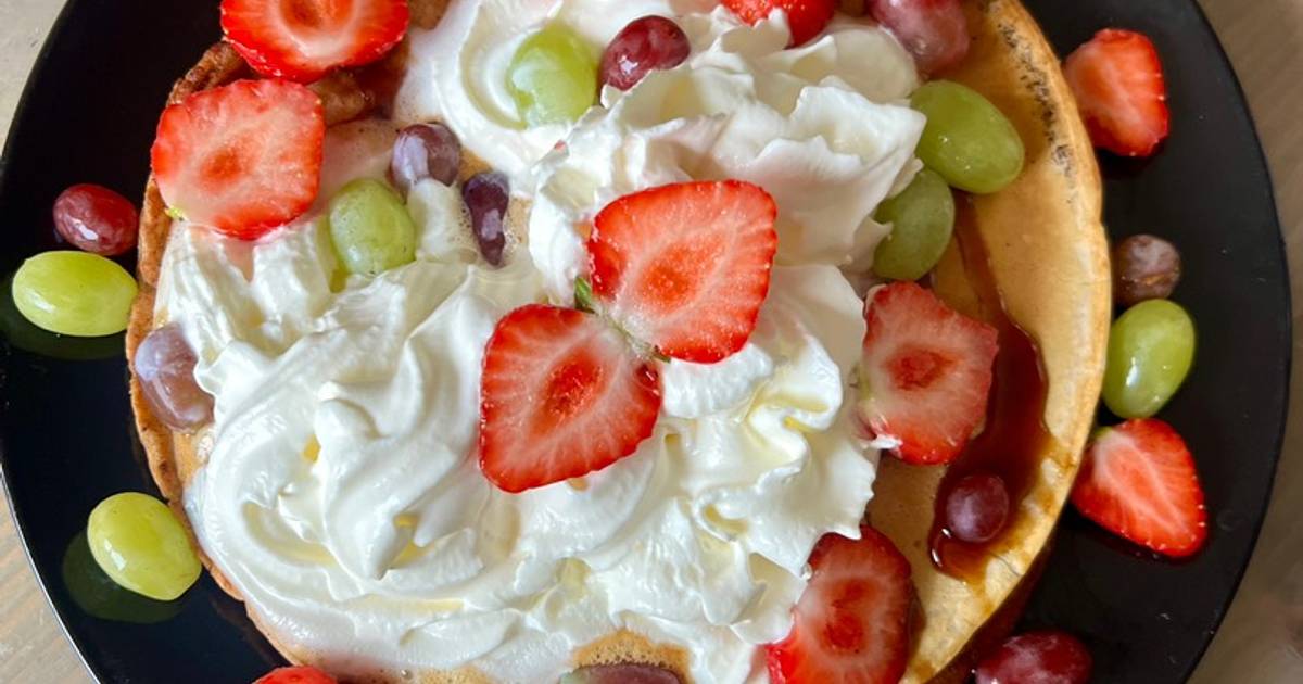 Pancake Với Cream, Siro Và Trái Cây