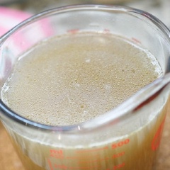 Để nước dùng nguội và lọc qua rây, ta sẽ được nước dùng nấm chay ngon tuyệt. Nước dùng này bạn cho vào lọ thủy tinh, đậy kín nắp và để trong ngăn mát tủ lạnh thì có thể dùng đến 3 tháng. Tuyệt vời quá đúng không nào!