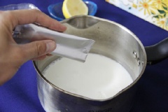 Cho 250ml sữa tươi và 1/2 muỗng cà phê vani vào nồi, đun nhỏ lửa cho sữa hơi ấm.