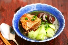 Cách ăn mì vịt tiềm của người Hoa: Trụng mì trứng qua nước sôi khoảng 2 phút để mì mềm. Dọn mì, cải thìa ra tô, múc nước dùng vịt tiềm đã nấu vào đầy tô mì, dùng nóng.