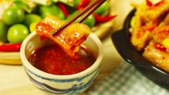 Chân gà lắc sa tế tắc cóc non. Chân gà giòn sần sật quyện cùng vị chua của cóc non và tắc, chút mặn mà của sa tế hoà cùng vị cay nồng của ớt, chắc chắn đây sẽ là món ăn chơi trên cả tuyệt vời trong hè này đấy. Cách làm món này rất đơn giản, bạn hãy vào bếp và thực hiện món ăn hấp dẫn này cùng Cooky nhé!