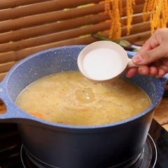 Nêm tiếp vào nồi nước dùng 1 muỗng canh hạt nêm chay, 2 muỗng canh đường cát, 2 muỗng canh nước mắm chay rồi cho hết phần nấm đã xào, cà tím và đậu hủ non cắt khối vào đun sôi lại rồi tắt bếp.