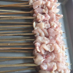 Tỏi, hành tím, củ riềng, sả rửa sạch. Thịt gà cắt miếng nhỏ rồi xiên que.
