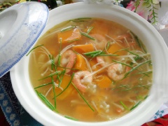 Canh bí đỏ nấm kim châm với bí đỏ bùi bùi, tôm chín giòn sần sật cùng nấm kim châm dai ngon hấp dẫn. Món canh ăn nóng trong những ngày trời lạnh thì còn gì bằng nhỉ.