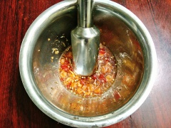 Cho tỏi, ớt vào cối và giã nhỏ. Sau đó thêm 2 muỗng canh nước mắm, 1.5 muỗng canh nước cốt chanh, 1 muỗng canh đường thốt nốt cho vừa vị chua cay mặn ngọt. Tiếp theo bạn cho tôm khô trộn đều.