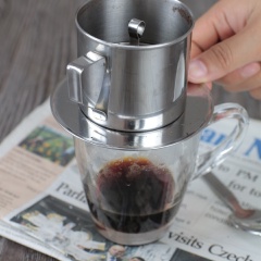 Đầu tiên, pha 2 muỗng canh bột cà phê cùng 50ml nước. Trong khi đợi lấy nước cà phê, bạn pha 45g milo (3 gói) cùng 150ml nước sôi để nguội và 70ml sữa tươi không đường, khuấy đều tay để hỗn hợp hòa tan nhé.