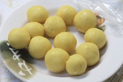 Để nhân đậu xanh nguội, dùng tay vo thành những viên tròn, cân nặng mỗi viên nhân là 20g. Cất vào tủ lạnh, giữ lạnh. Đây sẽ là nhân bánh dẻo lạnh Singapore của tụi mình đó.