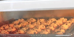 Lấy bánh ra khỏi lò, đợi nguội thì cho vào hũ thủy tinh đậy nắp kín lại và dùng dần. Bánh quy choco chip béo giòn cực dễ làm và không tốn nhiều thời gian sẽ trở thành món ăn vặt nhâm nhi của cả gia đình mỗi khi rảnh rỗi vừa thưởng thức trà nóng vừa cắn một miếng bánh giòn tan trong miệng thật thích nè. Bạn cũng có thể mời bạn bè thưởng thức nữa đấy.