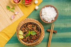 Trút thịt ra đĩa, trang trí với lá rau húng và 1/4 quả chanh. Khi ăn vắt chanh lên thịt, đảo đều rồi ăn kèm với cơm trắng.