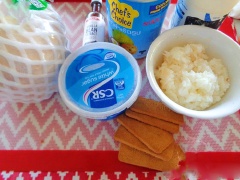Đường, nước cốt dừa cho vào nồi nấu tan (không nấu sôi). Xôi, nước cốt dừa đường cho hết vào máy sinh tố xay 30 giây là tắt máy.