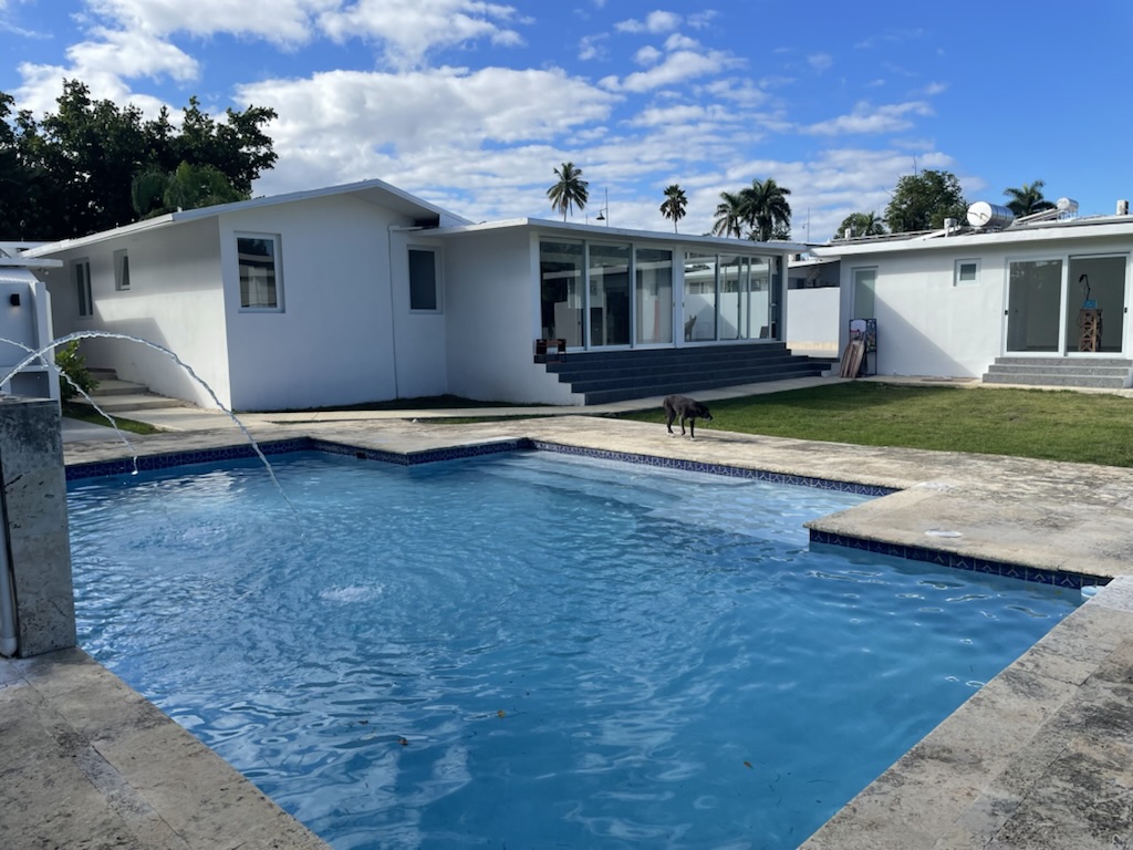 The Palatial Retreat house and pool with fountain jets running