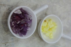 Hành tím, tỏi bóc vỏ, đập dập.
