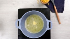Làm tan 70g bơ nhạt trên chảo, cho 40g bột mỳ vào khuấy đều để làm hỗn hợp "Roux", sau đó cho thêm 600g sữa tươi vào, khuấy đều cho tới khi hỗn hợp đặc lại.