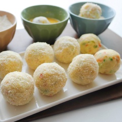 Lần lượt chia khoai tây thành từng phần bằng nhau, vo tròn lại và lăn qua một lớp bột mì, một lớp trứng rồi một lớp bột chiên xù. Làm như vậy đến khi hết nguyên liệu. Đun nóng dầu ăn, thả khoai vào chiên đến khi chín vàng giòn tất cả các mặt trên lửa vừa thì vớt ra cho ráo dầu là xong rồi đó.