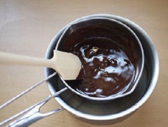 Đầu tiên, làm nóng lò ở 200 độ C, cắt vụn chocolate đen, đun cách thủy cùng bơ để được hỗn hợp chocolate nóng chảy.