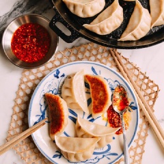 Thử ngay cách làm Sủi cảo nhân thịt gà bí ngòi lạ miệng, đậm đà và ngon cho ngày đầu năm mới nhiều may mắn bạn nhé. Cùng mình lưu công thức lại rồi làm cho cả nhà thưởng thức nha.