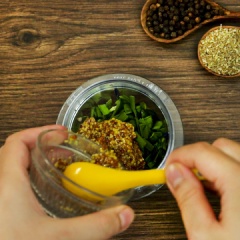 Sốt Giấm: Cho 2 muỗng canh nho khô California đen, 1 quả ớt jalapeno bỏ hạt, 1 muỗng canh mù tạt Dijon, 11/2 muỗng cà phê mù tạt nguyên hạt, 1 muỗng canh mật ong, 1 muỗng canh dấm gạo, 2 muỗng canh dầu ô liu, 1 muỗng canh hẹ tươi đã cắt nhỏ, 1 muỗng cà phê muối và tiêu vào cối xay sinh tốt, xay nhuyễn và giữ lạnh.