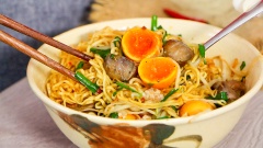 Cho mì vắt cùng các loại topping đã chuẩn bị ra tô, rắc thêm tí hành lá cắt nhỏ, tí ớt băm cho thêm vị cay. Khi ăn rưới sốt mắm tiêu lên mì rồi trộn đều lên là thưởng thức được rồi. Nhìn tô mì đầy ụ topping, trứng gà non lòng đào thật hấp dẫn. Nếu là fan của mì gói mà muốn nâng cấp lên một món mì trộn thật chất lượng thì nhớ làm thử công thức Mì trộn lòng gà trứng non của Cooky nhé!