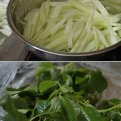 Bạc hà tước vỏ bên ngoài, cắt lát xéo, mỏng, chần chín với nước sôi. Rau kinh giới nhặt, rửa sạch.