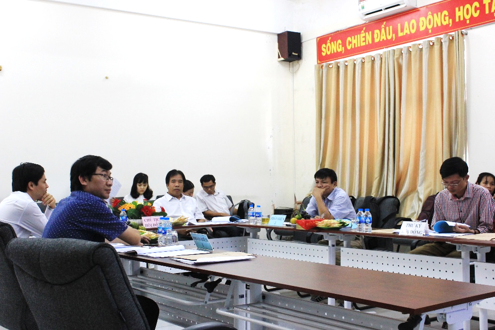 Hội đồng làm việc nghiêm túc đầy căng thẳng