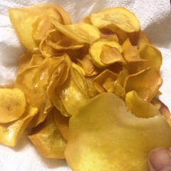 Đặt ra đĩa cho thấm bớt dầu và nguội xong rồi chén thôi. Vậy là mình đã có snack khoai lang siêu đơn giản cho mùa dịch này rồi. Chúc các bạn thành công!!
