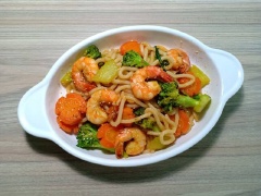 Trình bày Mì udon xào tôm bông cải ra thố hoặc đĩa, rắc ít hành lá và ớt 7 vị rồi thưởng thức thôi. Một dĩa mì thơm ngon, hấp dẫn đã xong chỉ trong một chút ít thời gian thôi và công đoạn chế biến cũng không quá khó. Tôm tươi ngọt thịt, cùng với bông cải tươi xanh, cà rốt giòn sựt vừa giàu chất xơ xào cùng mì udon dai dai mềm mềm, thấm đậm gia vị sốt. Bạn có thể làm món mì xào này cho bữa sáng hoặc bữa tối của cả nhà.
