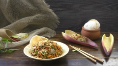 Gỏi nghêu bắp chuối ăn kèm bánh phồng tôm hay bánh tráng cũng đều rất ngon, khi ăn bạn rắc chút đậu phộng hay hành phi cho thơm nhé. Đây thực sự là một món khai vị tuyệt vời, mang đầy đủ hương vị chua - cay - ngọt dân dã. Gắp miếng gỏi lẫn đầy thịt nghêu, cắn một miếng là đủ thấy thèm rồi. Thử làm ngay món gỏi hấp dẫn này cho bữa ăn của gia đình nhé!