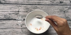Cách pha nước trộn gỏi đu đủ tép sông ngon: Băm nhỏ tỏi ớt, cho vào tô. Thêm 4 muỗng cà phê đường, 1/4 muỗng cà phê bột ngọt, nước cốt nửa trái chanh, 6 muỗng canh nước ấm, 4 muỗng cà phê nước mắm ngon, khuấy đều cho tan gia vị.