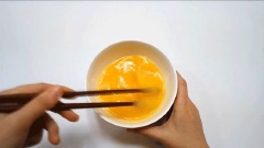Đập trứng gà ra tô, nêm chút muối vào và đánh đều lên. Đun nóng chảo với dầu ăn, lưu ý đợi dầu thật nóng rồi mới đổ trứng vào nha. Khi dầu đã nóng thì chế trứng vào, vặn nhỏ lửa rồi dùng đũa khuấy trứng liên tục.