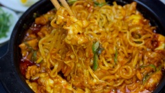 Mì cay phô mai dai dai nóng hổi trộn lẫn với thịt gà và kim chi chua cay đậm đà, phủ đầy những lớp phô mai béo ngậy đích thị là món ăn hấp dẫn mà bạn phải thử qua một lần. Những ngày trời mưa lạnh mà có một chảo mì gà cay phủ phô mai bốc khói nghi ngút này thì cứ phải gọi là hạnh phúc nhất trần đời.