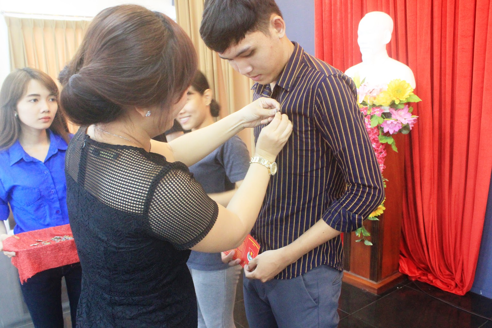 Trao thẻ đoàn và huy hiệu đoàn cho đoàn viên mới